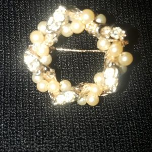 Vintage pearl & rhinestone gold pin